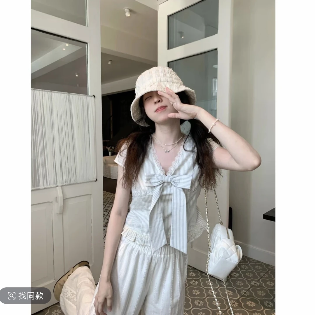 【小黄梨】蕾丝花边蝴蝶结条纹V领短袖衬衫夏季新款气质设计感上衣