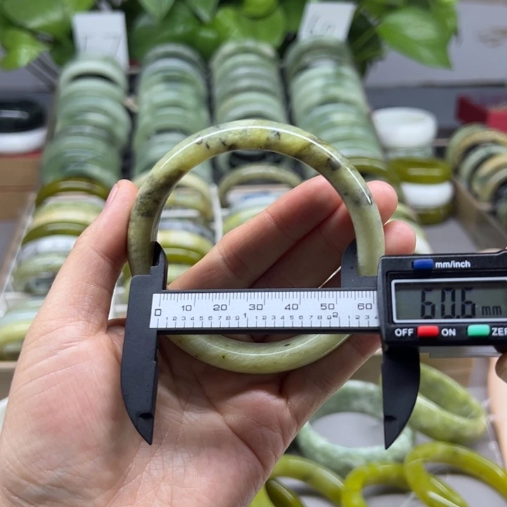 蛇纹石玉未镶嵌手镯44