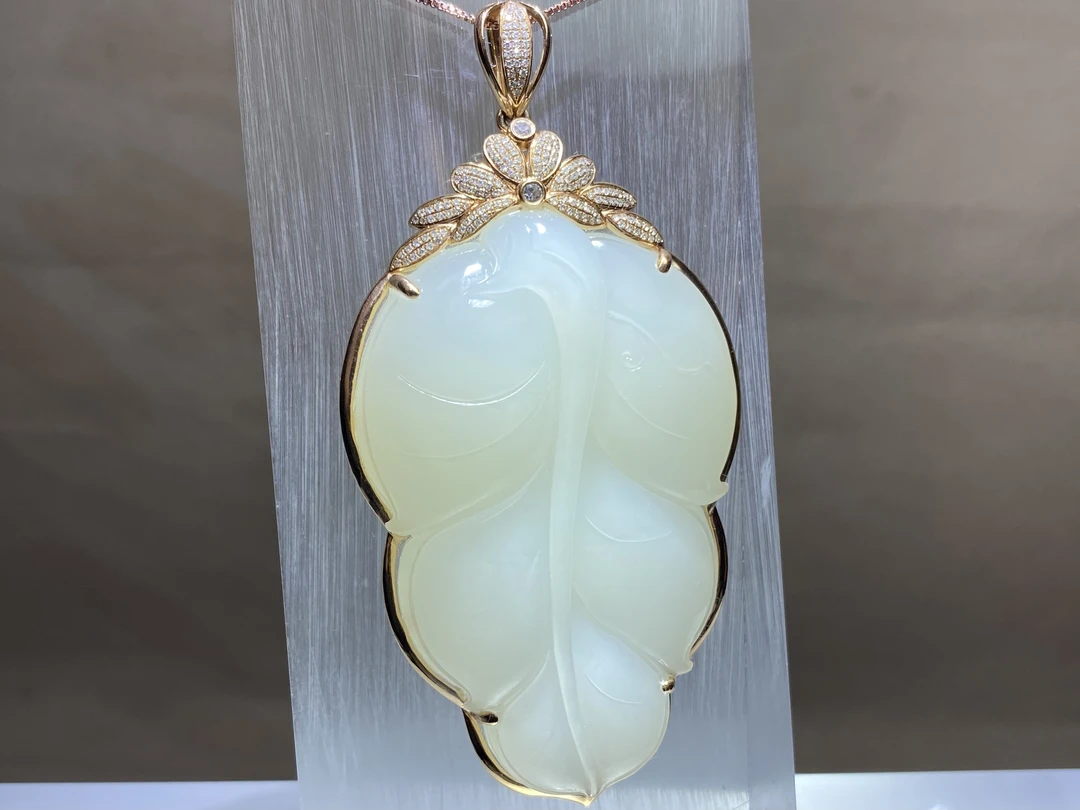 和田白玉羊脂镶嵌18k金树叶挂件