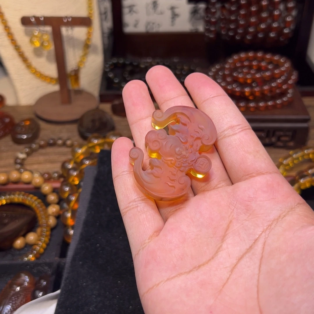 琥珀未镶嵌颈饰福在眼前