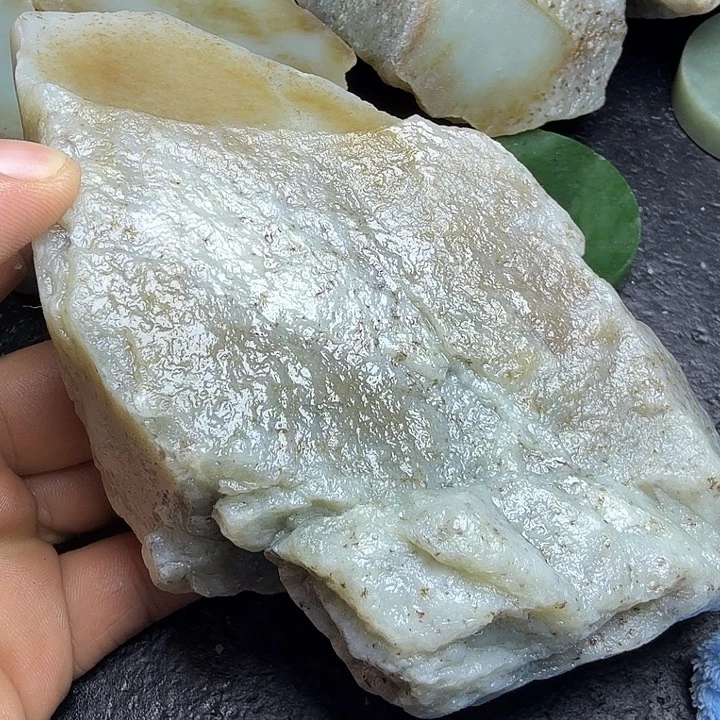 和田玉（糖玉）未镶嵌珠宝奇石