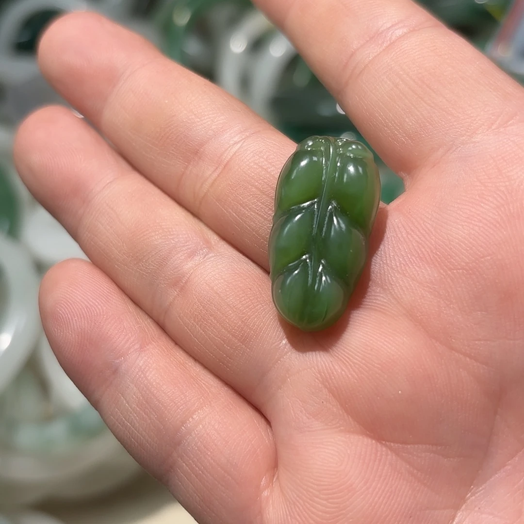 兰***芳和田玉未镶嵌颈饰