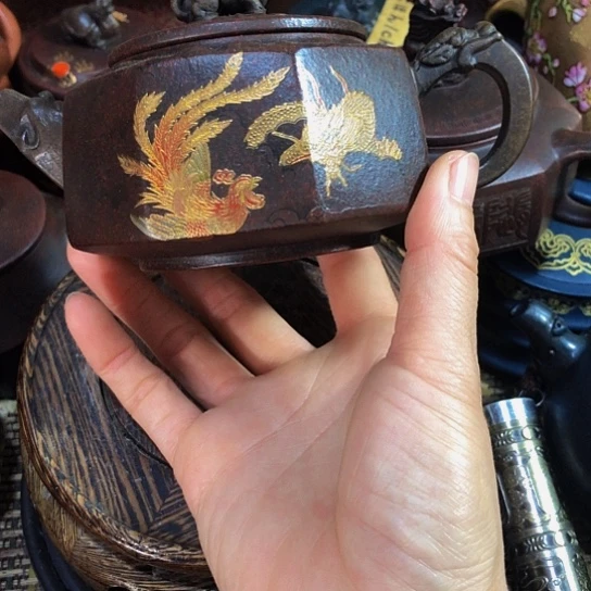 茶壶紫砂一***陈原矿泥料手工制作的一把紫砂壶。