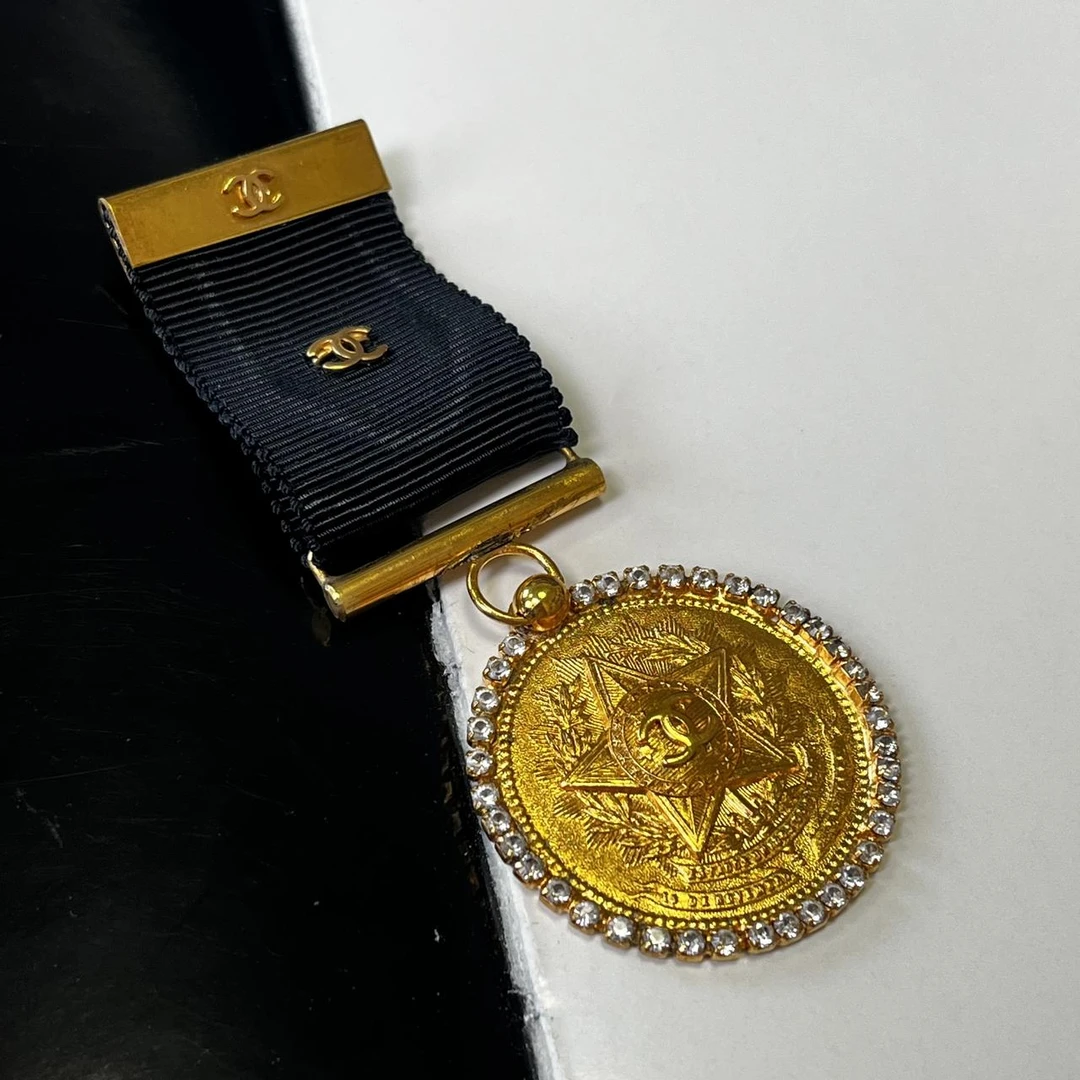 Chanel黑金勋章胸针