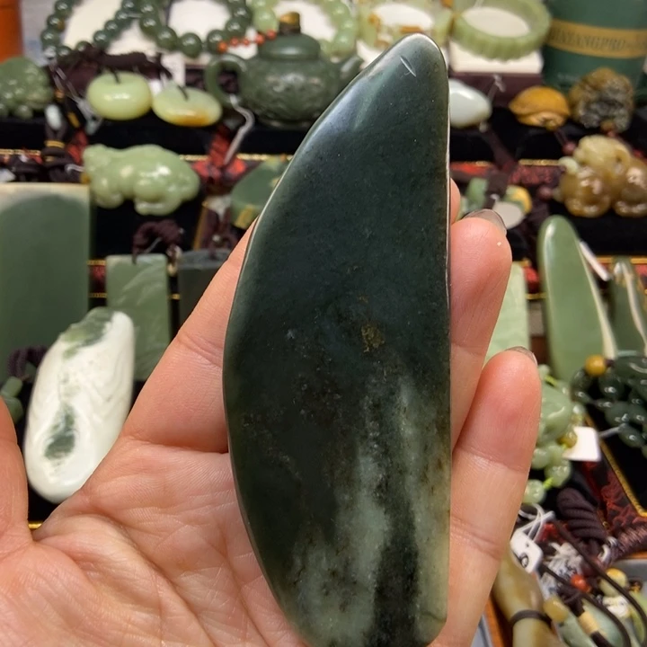 未镶嵌岫岩老玉（透闪石质玉）把件