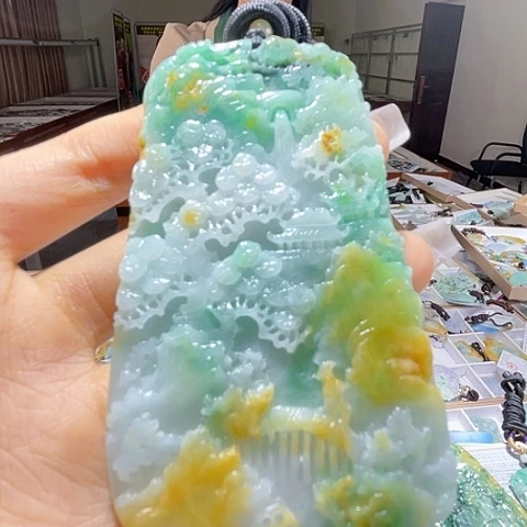 翡翠未镶嵌颈饰一个