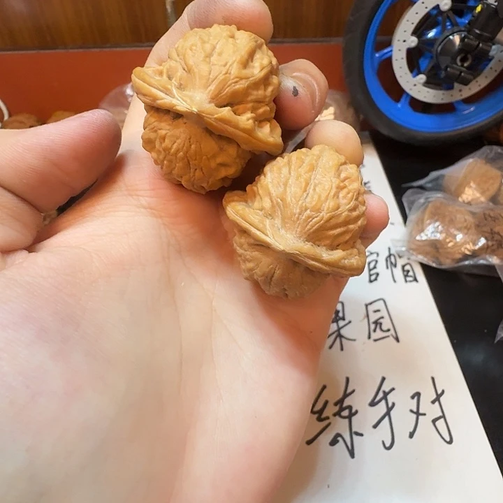 吊坠桃核36尺大红袍