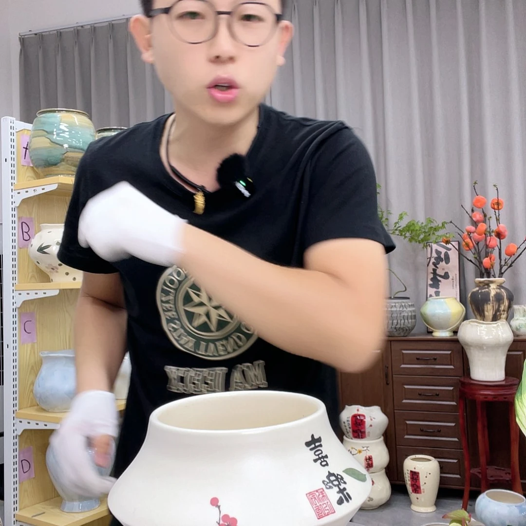 花盆的设计也非常讲究时尚和