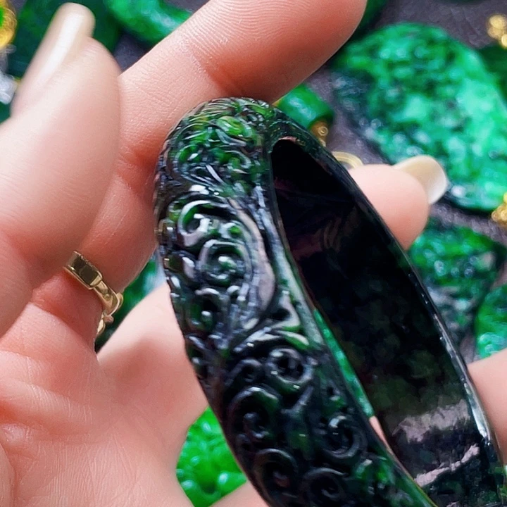 翡翠未镶嵌颈饰多样性