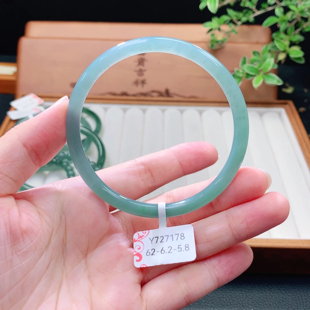 翡翠未镶嵌手镯(圆镯)