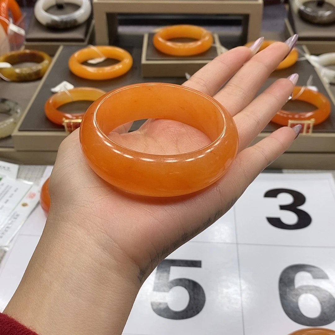 秤***姐石英质玉未镶嵌手镯