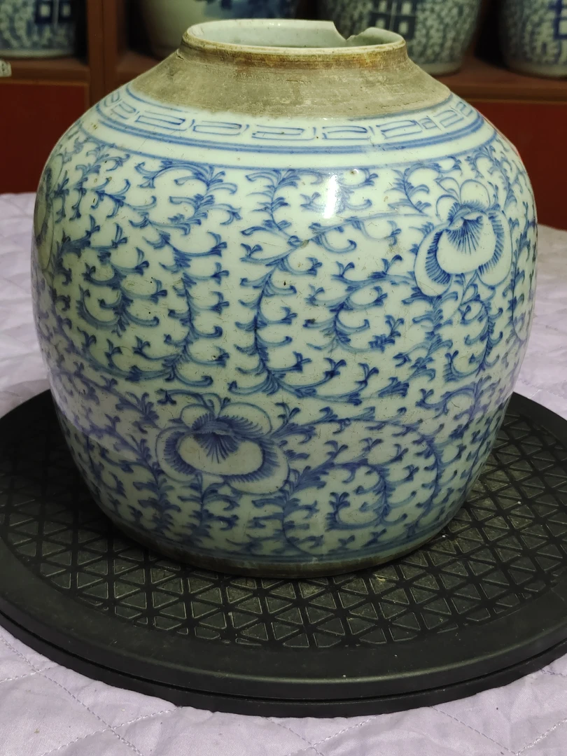 缠枝莲花纹坛子等摆件，口磕有冲线！