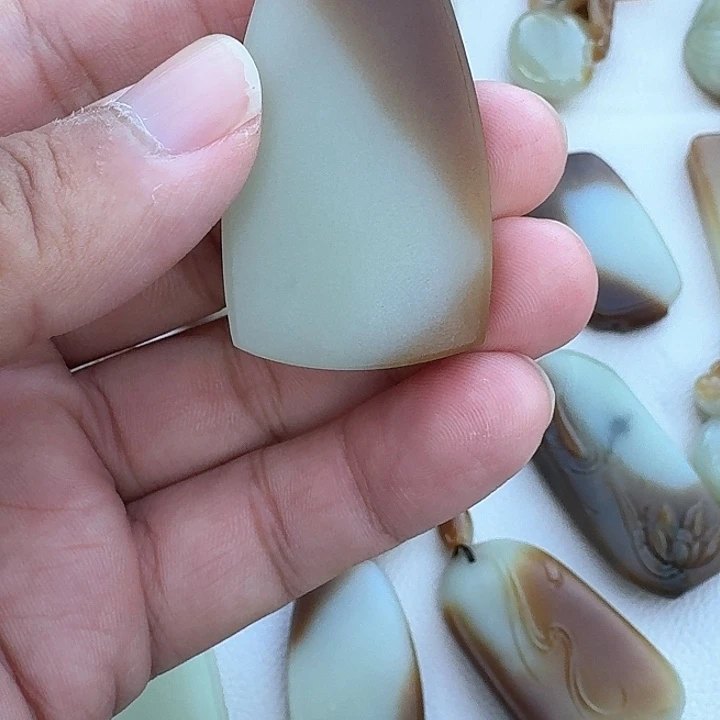 颈饰未镶嵌和田玉（糖玉）