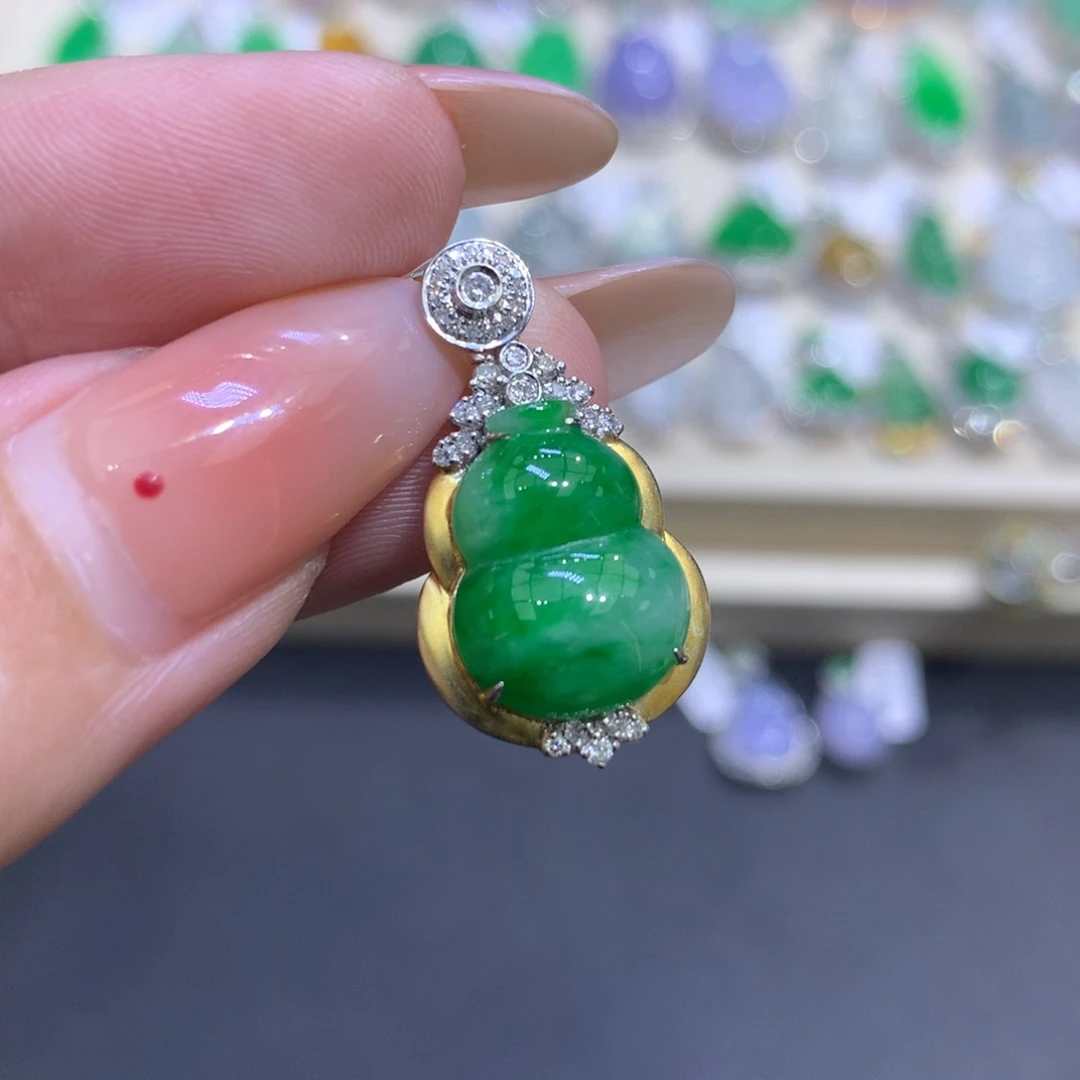 翡翠18K金镶嵌颈饰翡翠