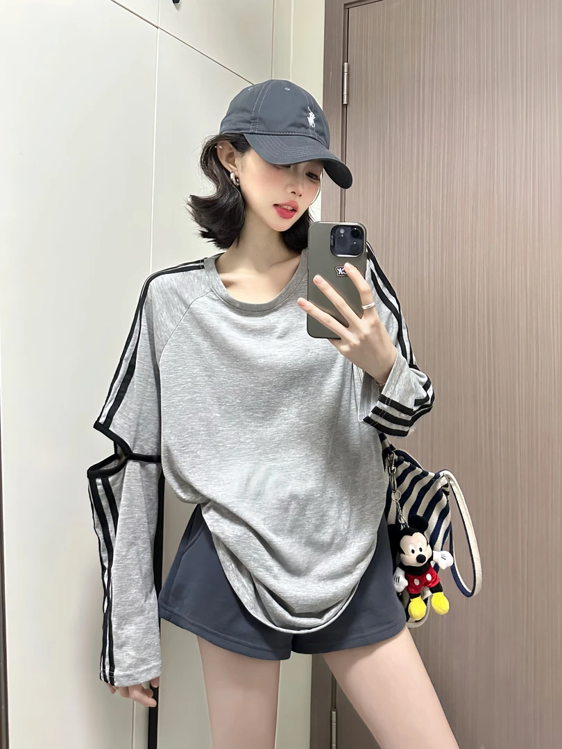 辣椒酱 欧洲站新款三条杠漏肘长袖T恤女独特别致小众休闲上衣INS