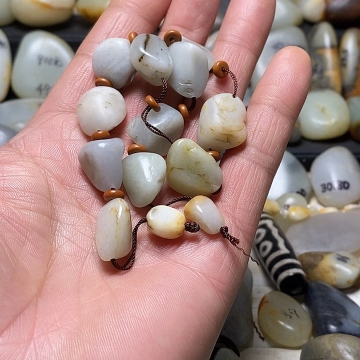 常***)和田玉未镶嵌颈饰9粒珠子270元下9单