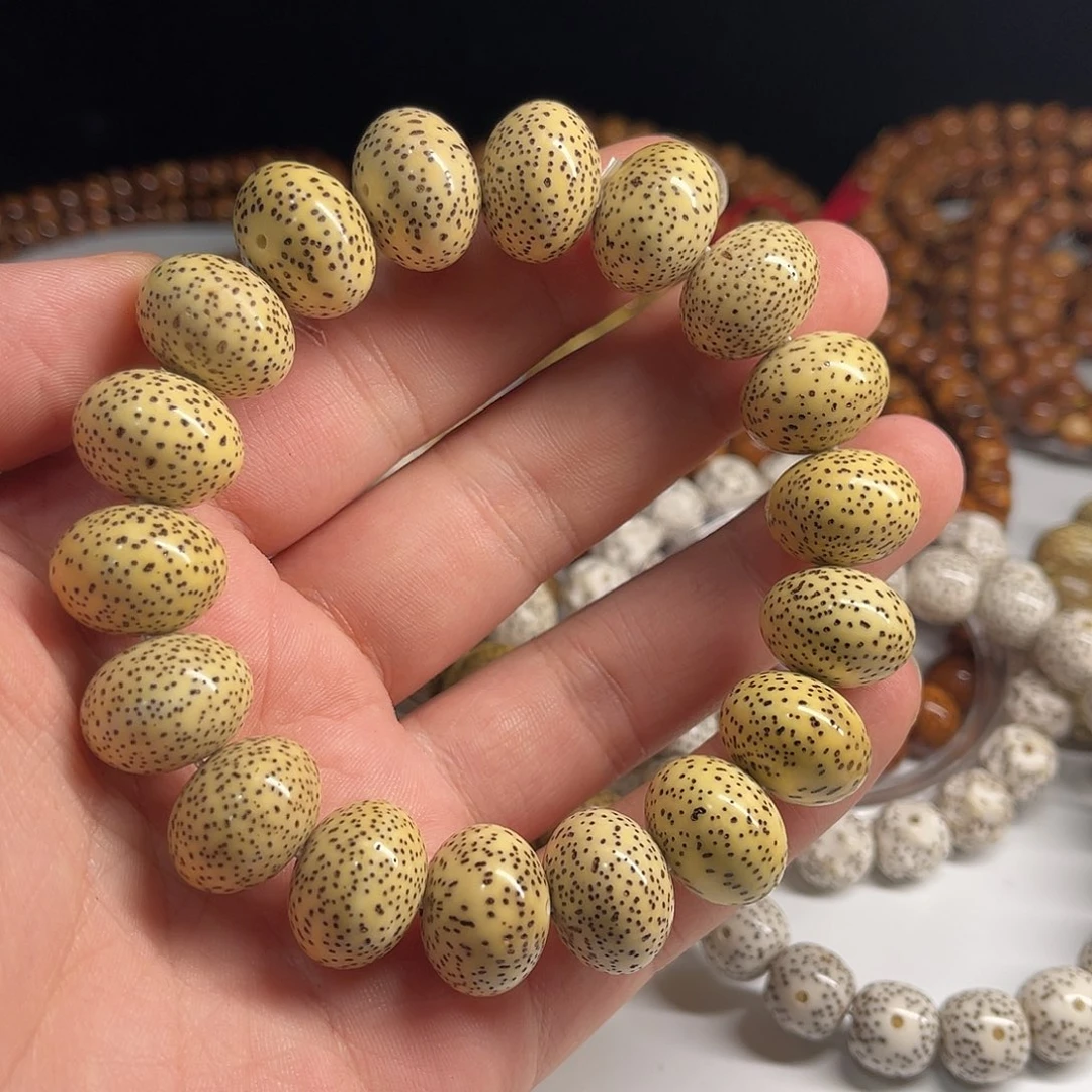 爱***坤星月菩提吊坠17/13鸡油黄