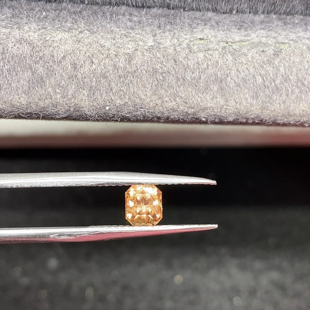 蓝宝石裸石1.29克拉天然全净玻璃体满火彩黄蓝宝