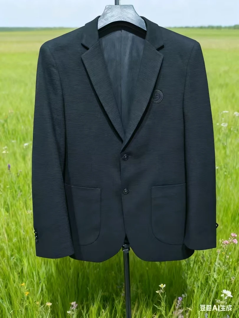 精致西服简洁大方