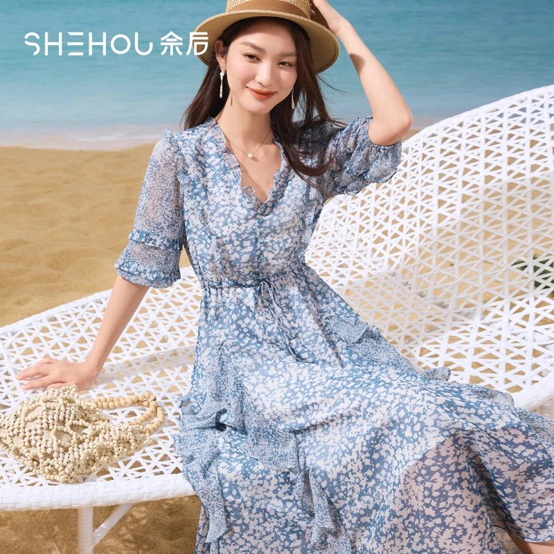 佘后2025夏装浪漫海滨风度假约会倾心碎花木耳边V领中袖连衣裙