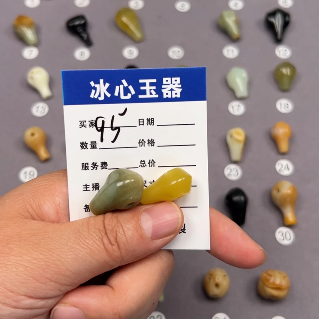 蛇纹石玉未镶嵌颈饰云*微瑕