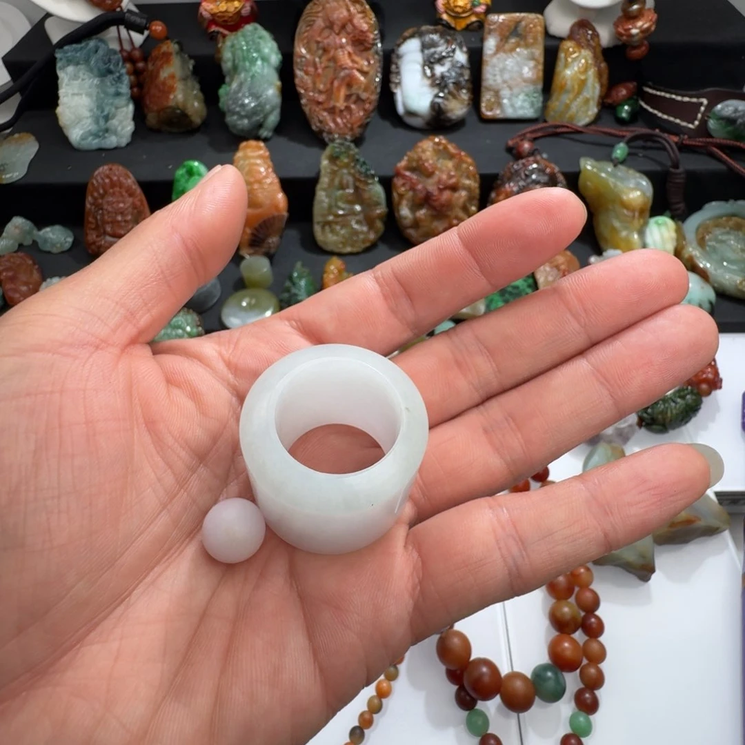 翡翠未镶嵌颈饰茶*翡翠扳指