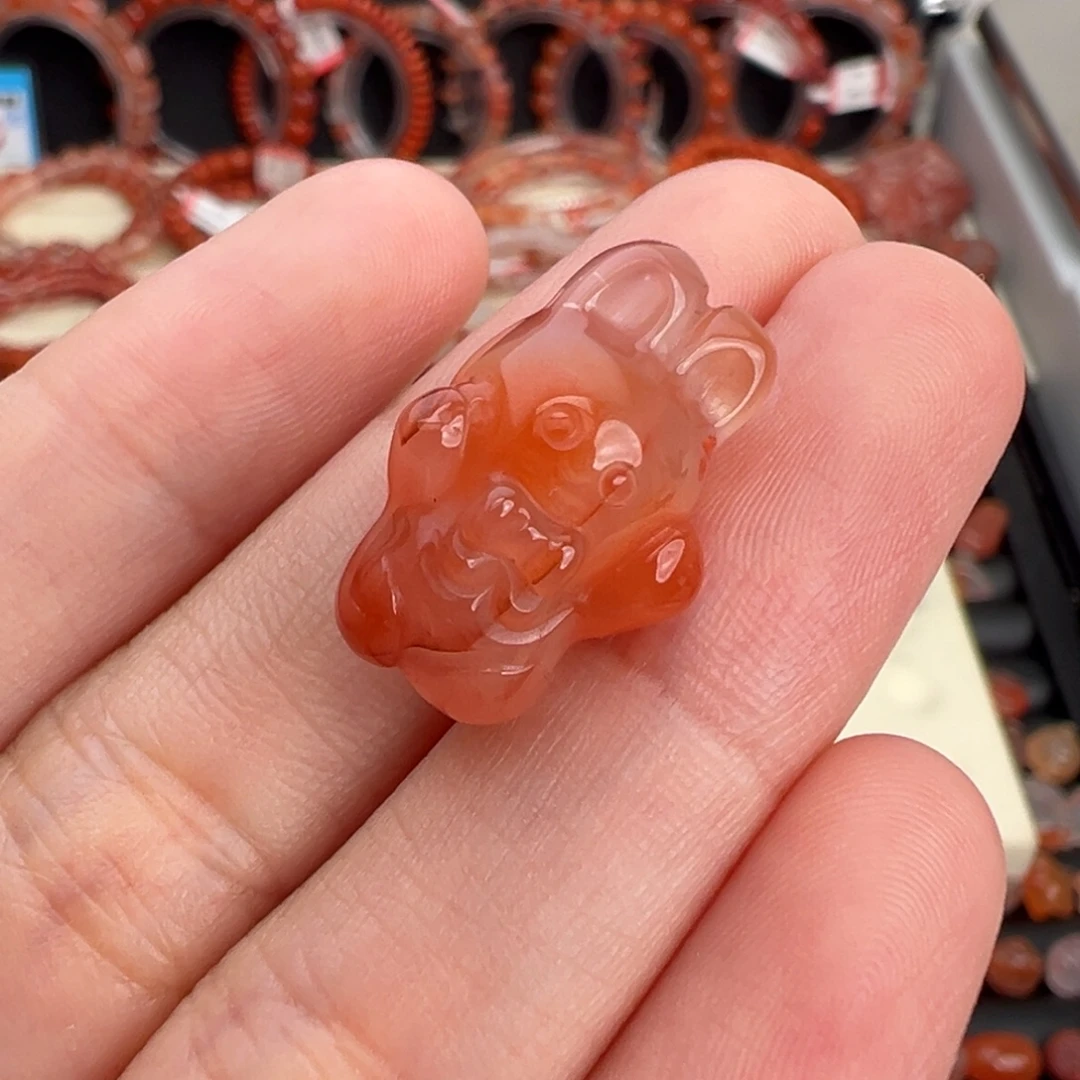 南红玛瑙未镶嵌颈饰兔子