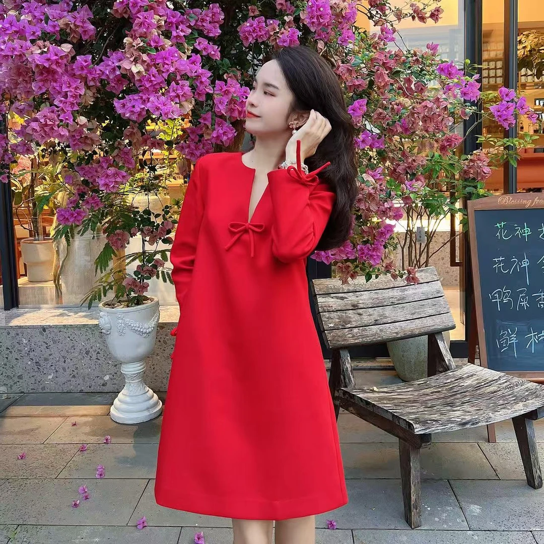【晓晴的私服2】新年红蝴蝶结V领显瘦宽松A字摆连衣裙2025秋冬新款