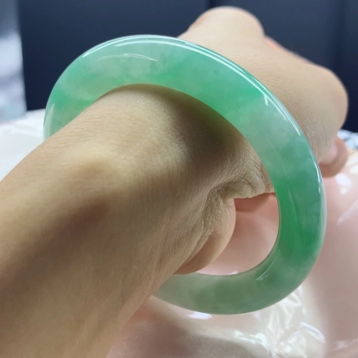 翡翠手镯（圆镯）未镶嵌冰绿