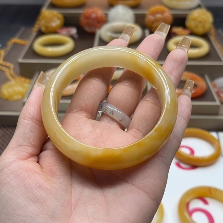 石英质玉（黄龙玉）手镯未镶嵌别****?