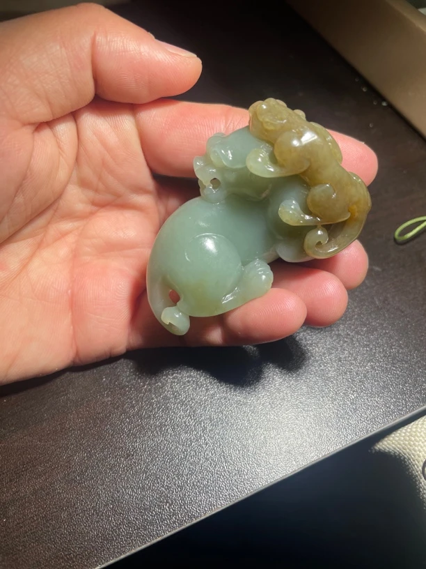 天然和田玉新疆糖料母子貔貅手把 手工雕刻 巧色巧雕玉质油润细腻