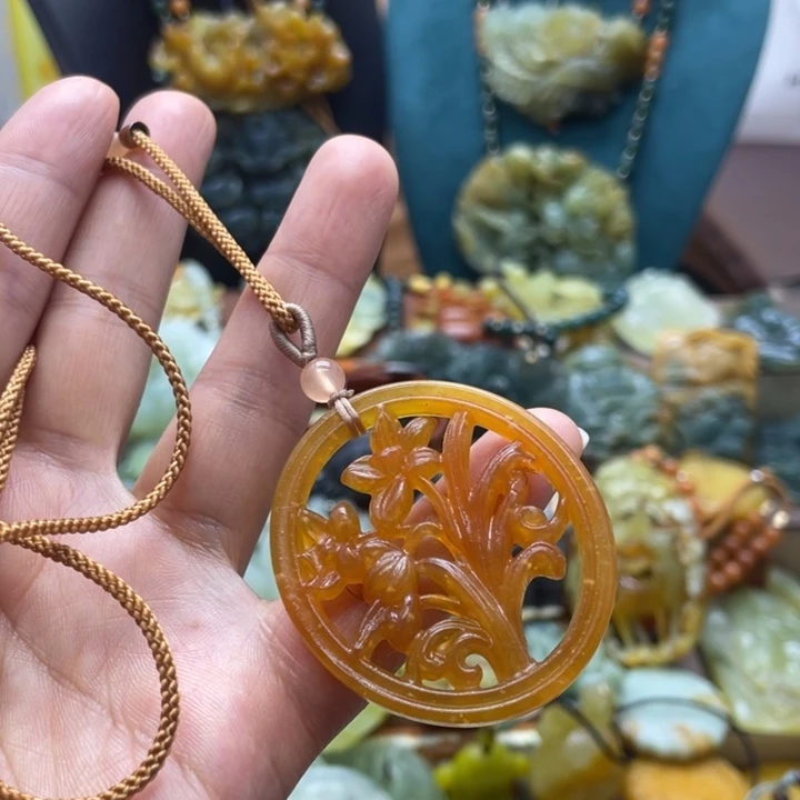 蛇纹石玉未镶嵌颈饰