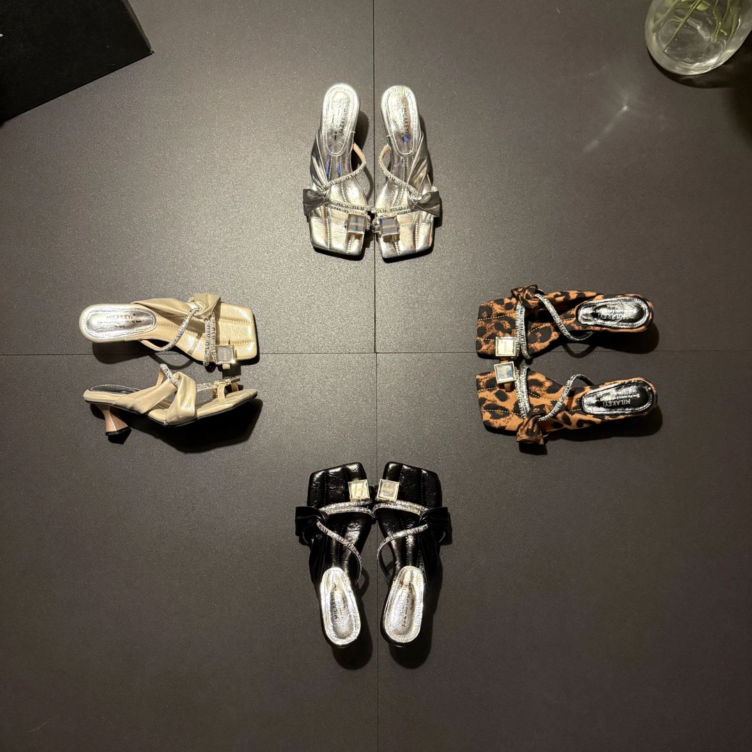 2025年夏季新款百搭时尚方头方钻气质爆款水钻交叉外穿软底凉鞋