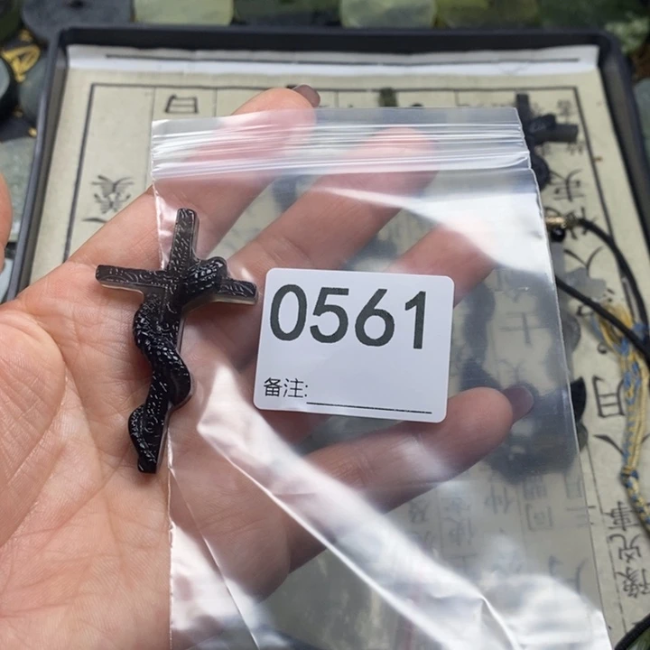 蛇纹石玉颈饰合金石**流