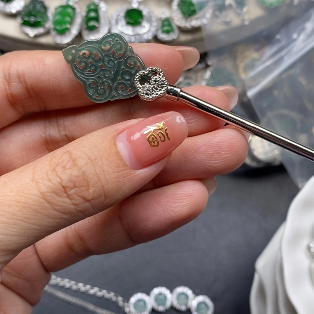 翡翠颈饰未镶嵌翡翠