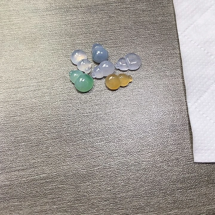 翡翠未镶嵌颈饰芯*葫芦一首走