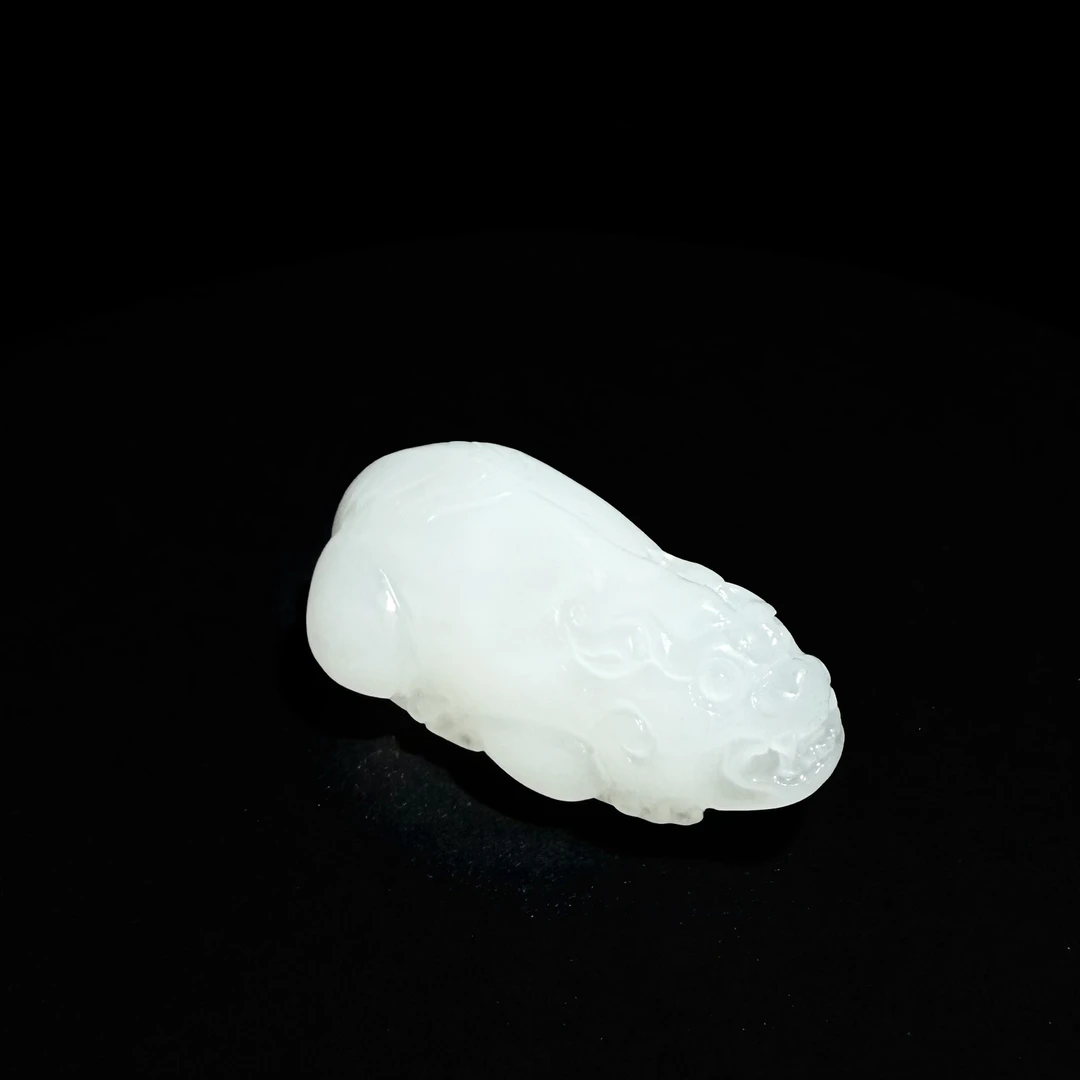 和田白玉貔貅吊坠寓意招财进宝