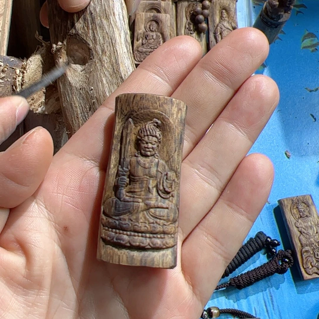 沉香吊坠白棋不动尊10克