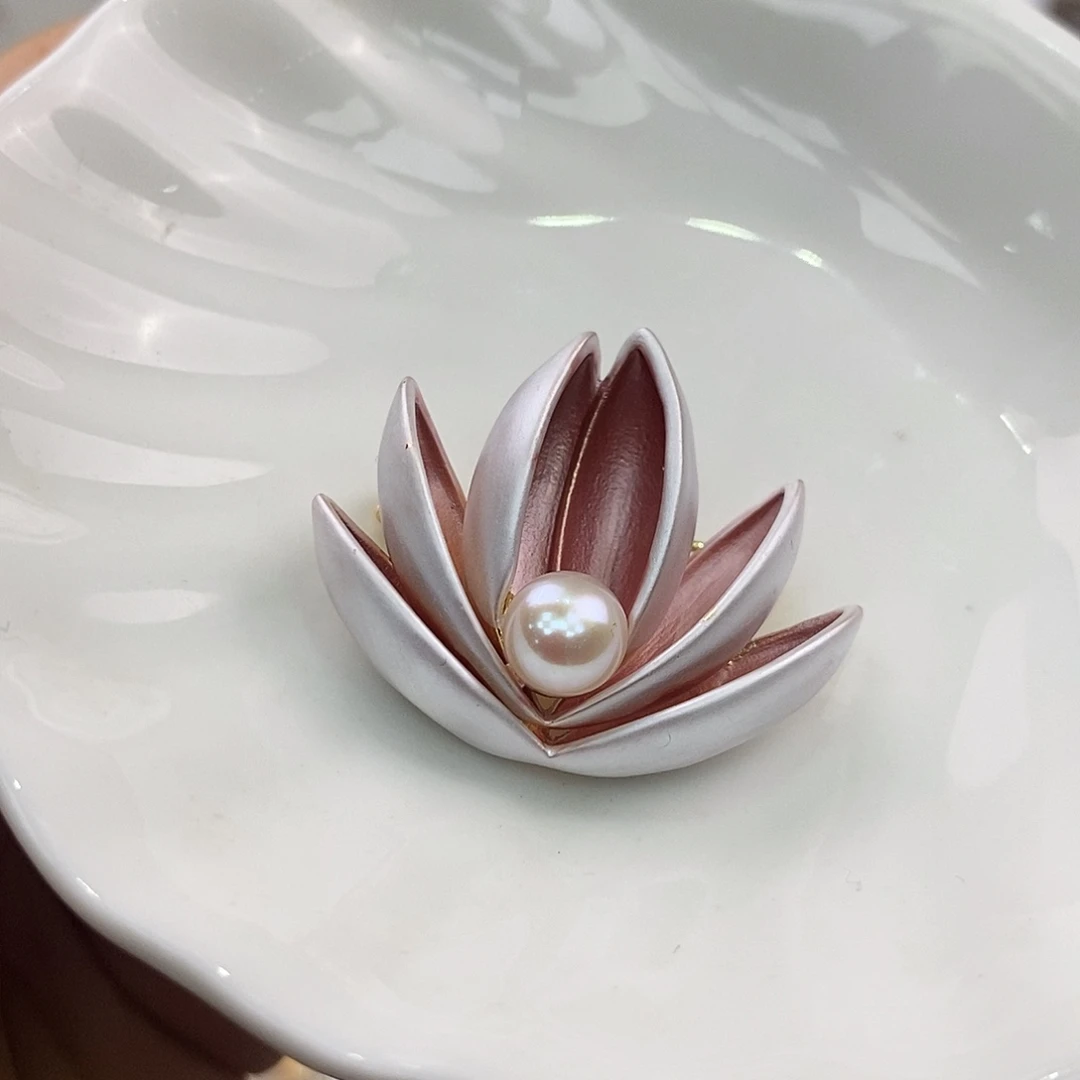 合金胸饰淡水珍珠
