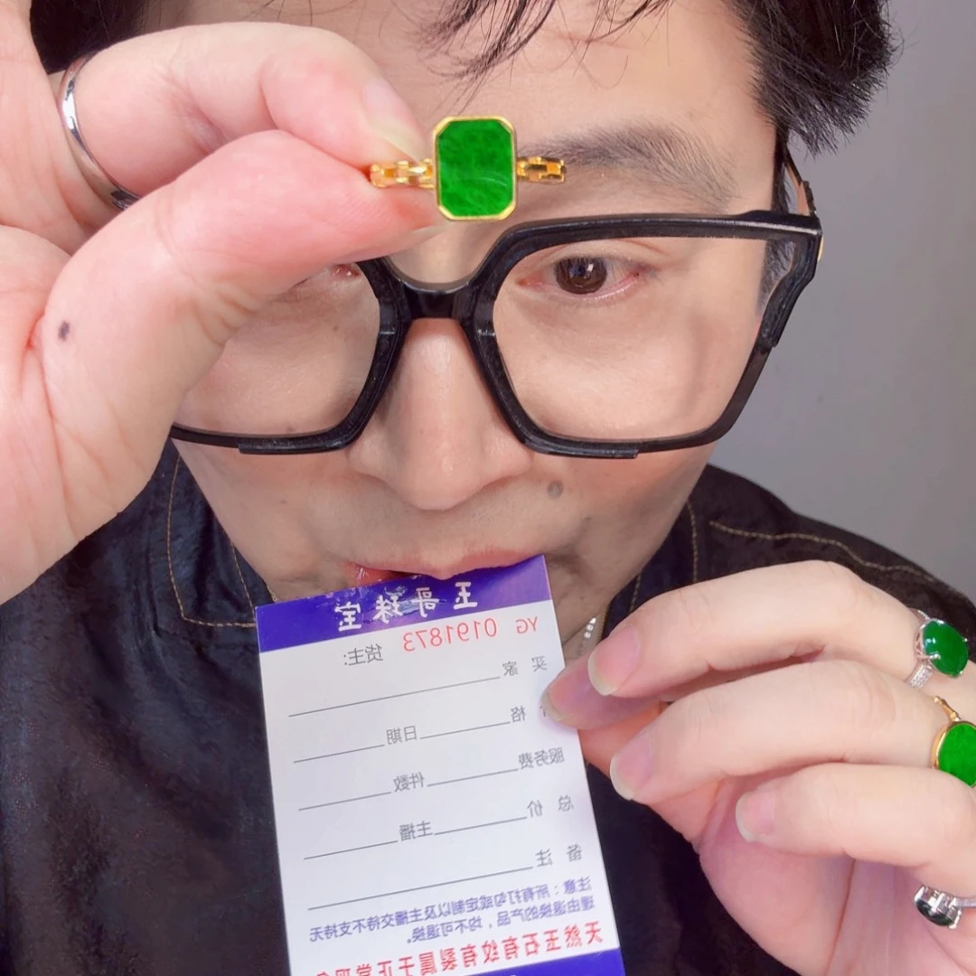 翡翠未镶嵌颈饰一件