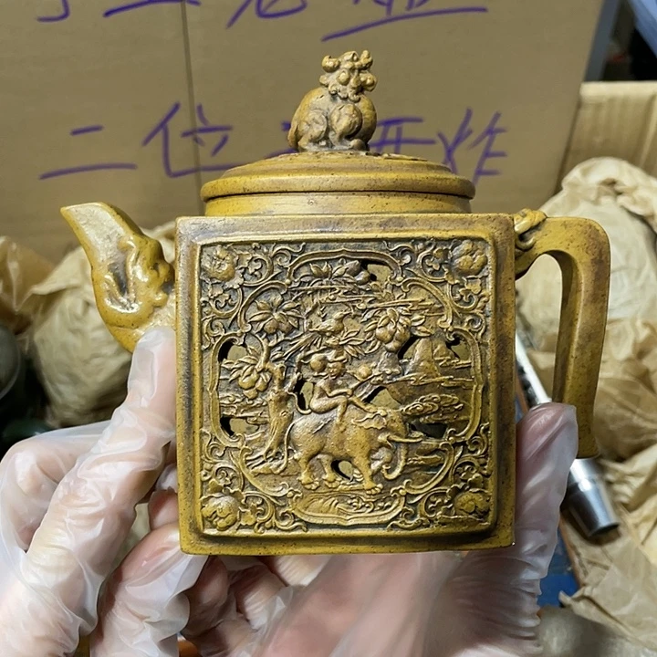 茶壶紫砂原矿泥料，手工制作的一把紫砂壶。