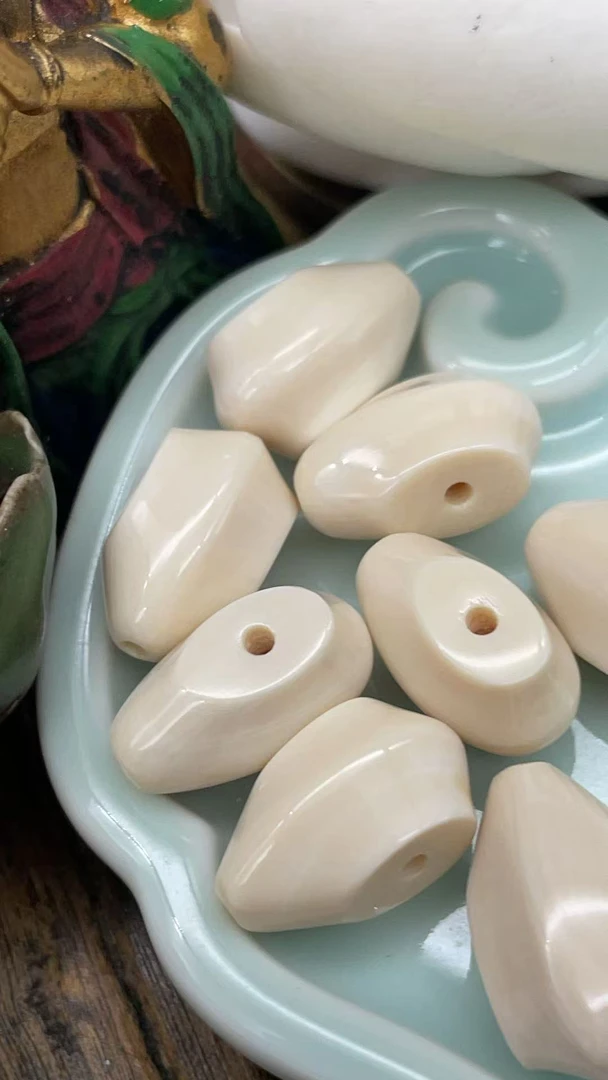 81115精品猛犸象牙D:10 T:10H:16左右文玩宝瓶三通配饰（发其一