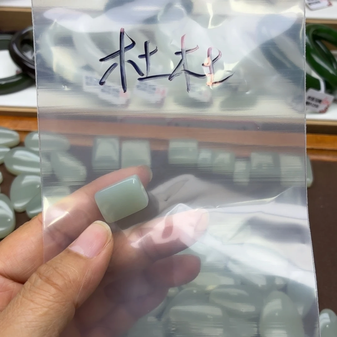 杜***杜和田玉未镶嵌颈饰