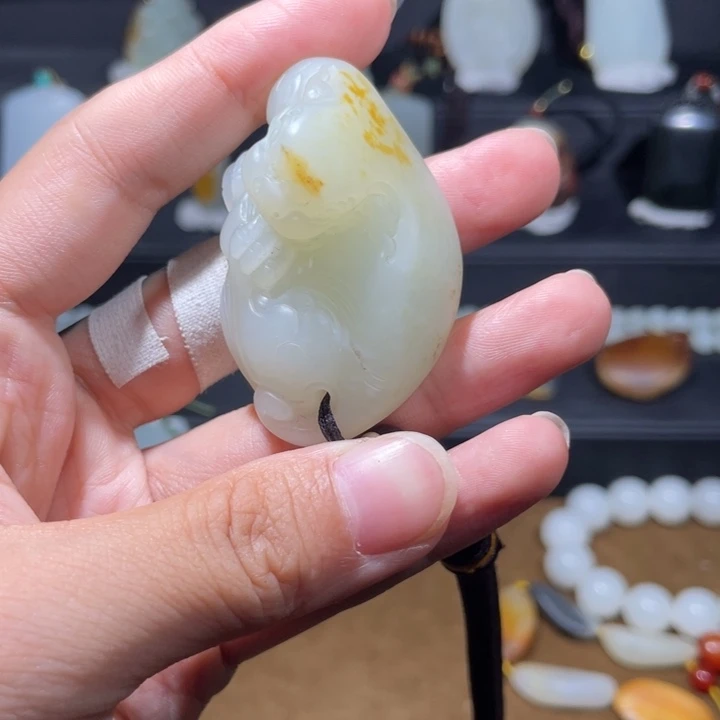 ****辰未镶嵌和田玉（糖玉）车挂