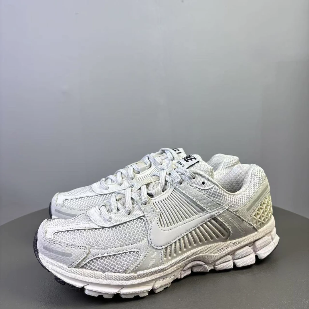 95新 maje 41码 AirZoom Vomero5白色跑鞋 非原盒