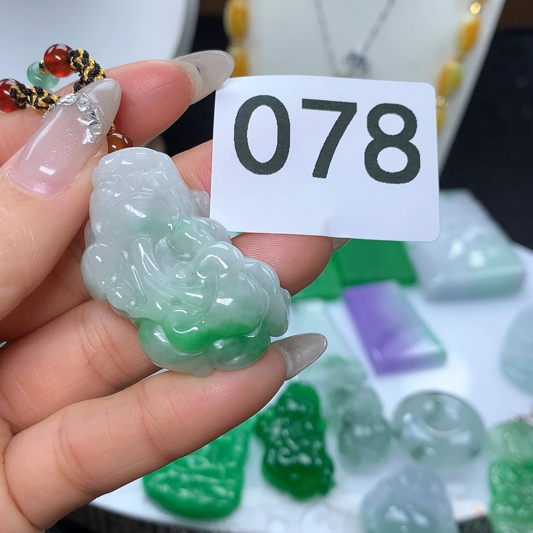 翡翠吊坠(赠链)未镶嵌