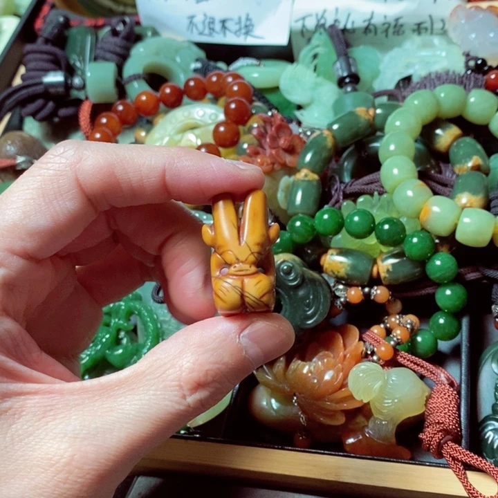 透闪石质玉颈饰未镶嵌