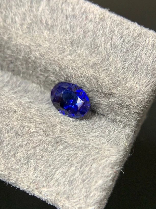 斯里兰卡天然皇家蓝蓝宝石1.56ct颜色饱和度超高全净玻璃体满火彩