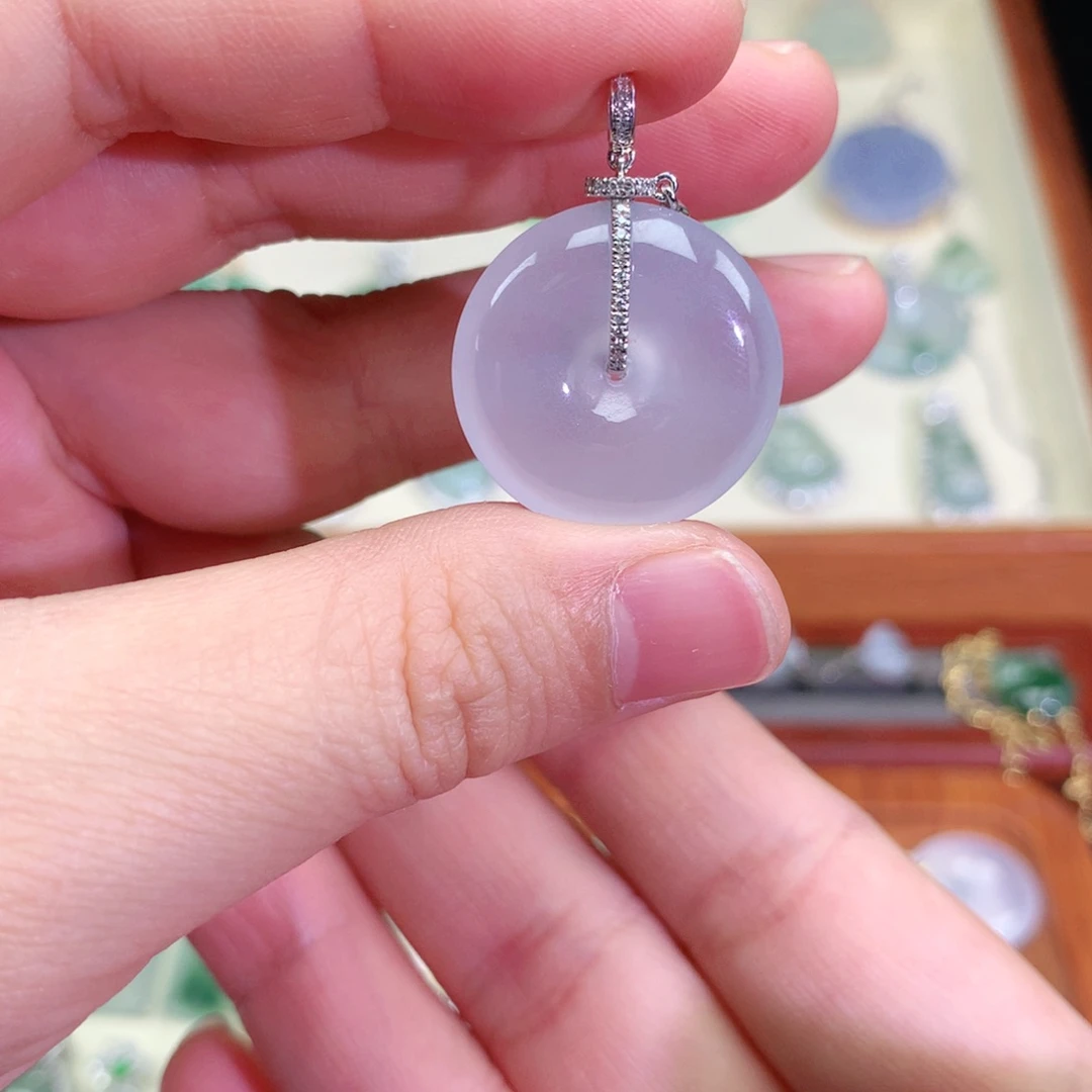 颈饰18K金镶嵌翡翠晴**。