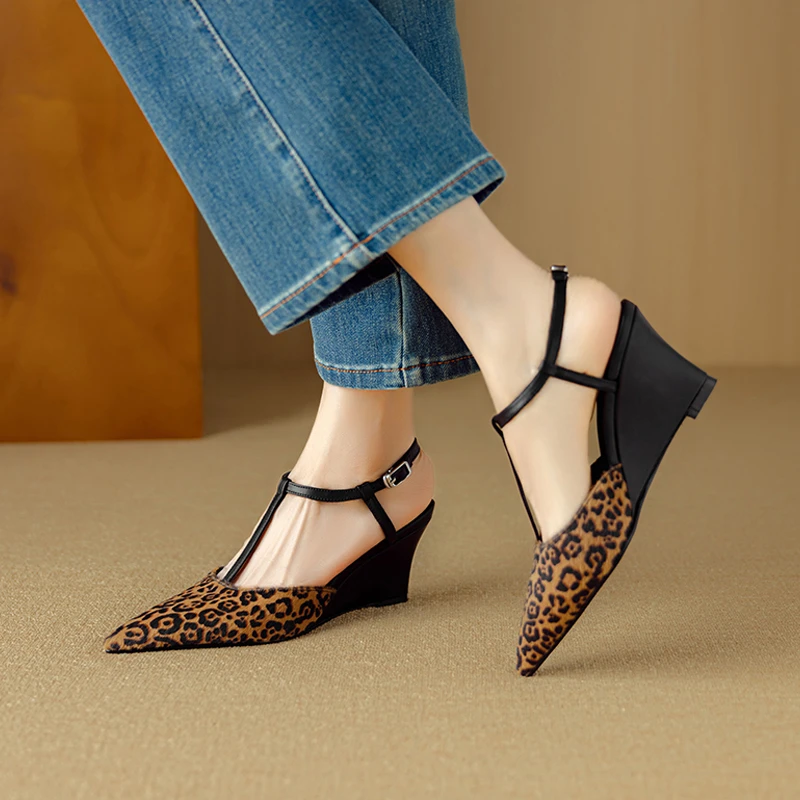 7.5cm豹纹尖头包头凉鞋2025夏季新款欧美风时尚丁字带坡跟高跟鞋